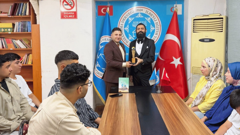Akif Manaf’a “Eğitim ve Barış Ödülü”