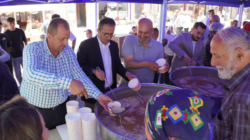 İZNİK BELEDİYESİN'DEN AŞURE İKRAMI 